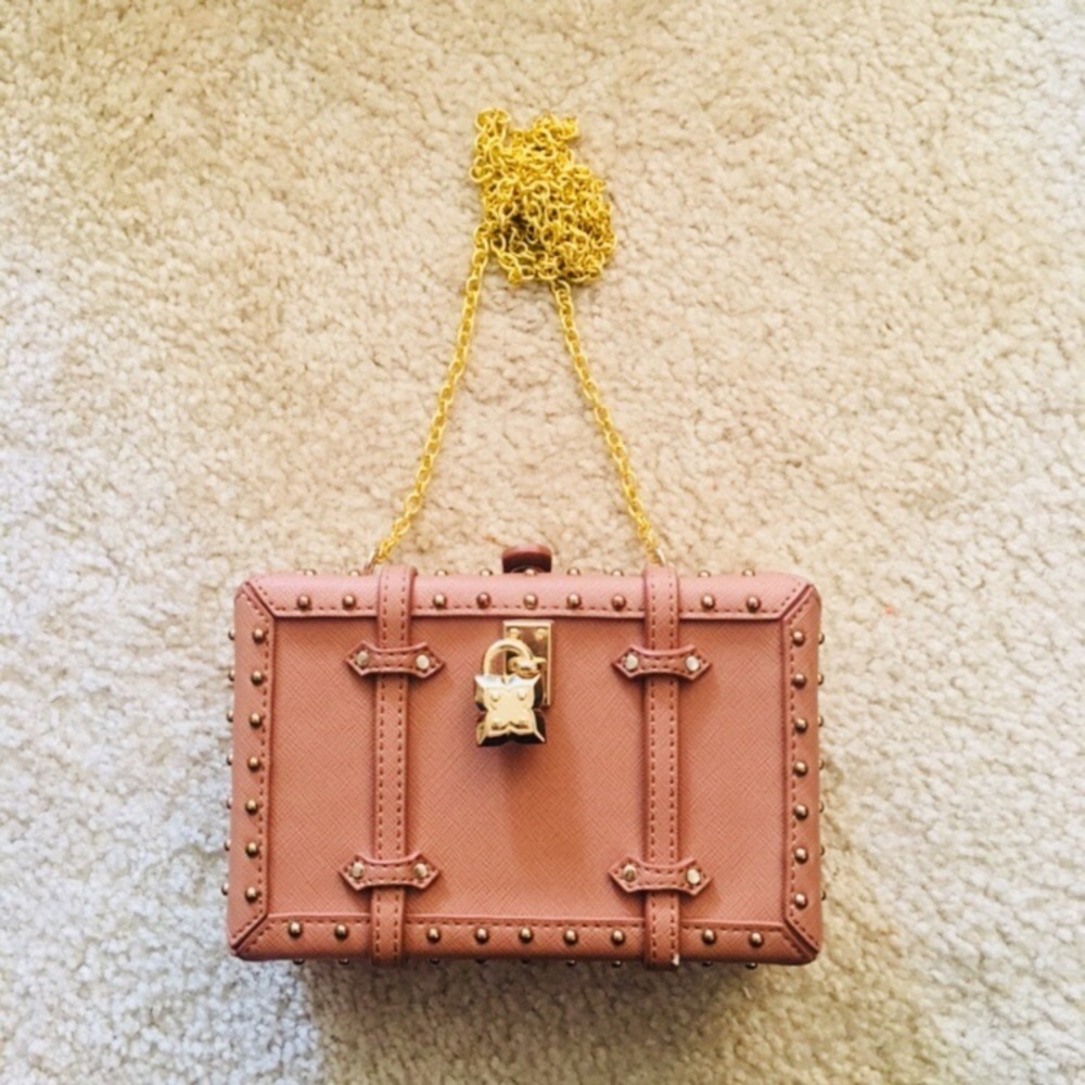 Almost New BCBG Cute Trunk Clutch. Superb👌